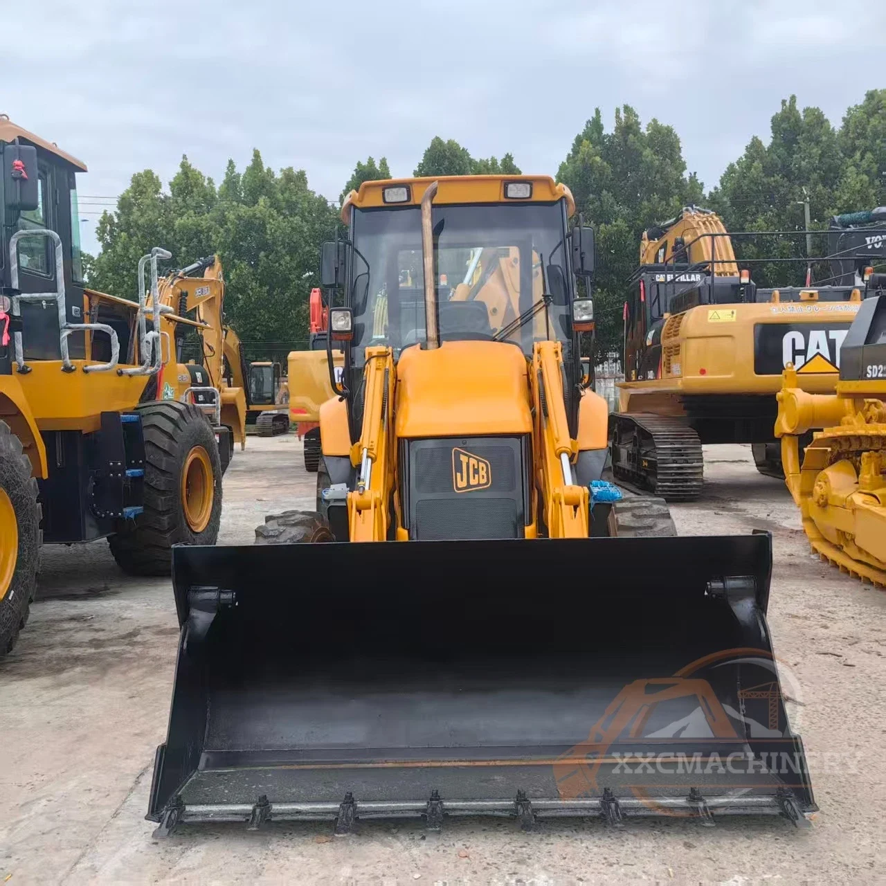 Used JCB 3CX loader (4)