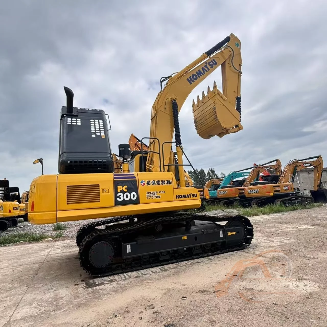 Used Komatsu PC300-7 excavator (1)